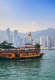 Bateau traditionnel devant la skyline de Hong Kong