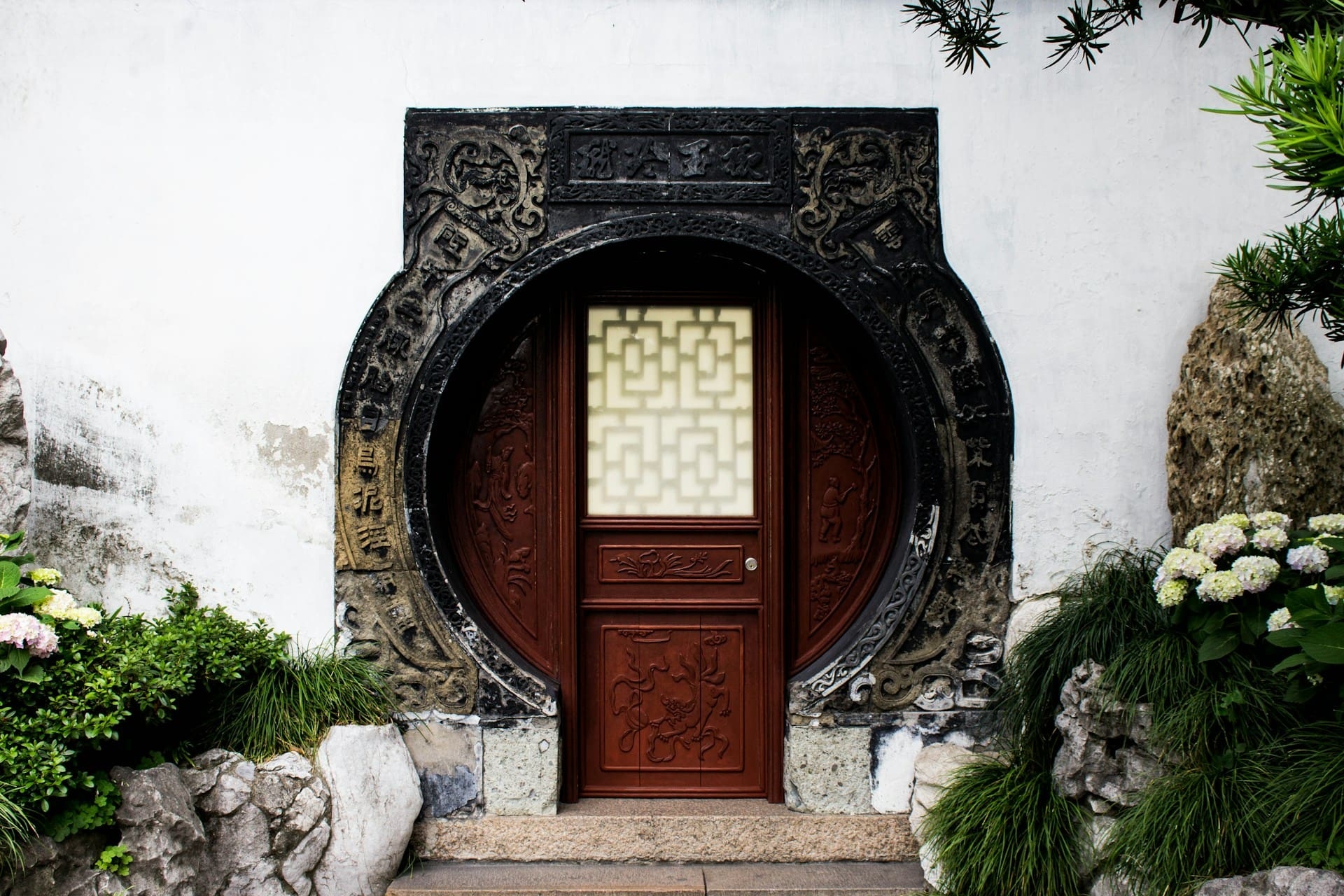 porte-lune-bois-jardin-traditionnel-chine-miranda-richey-unsplash