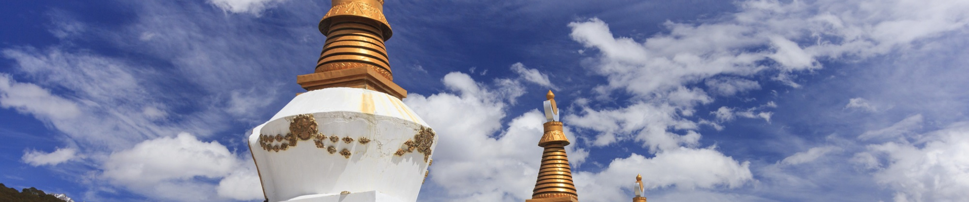 Rangée de stupas aux portes de la ville de Deqing dans le Yunnan