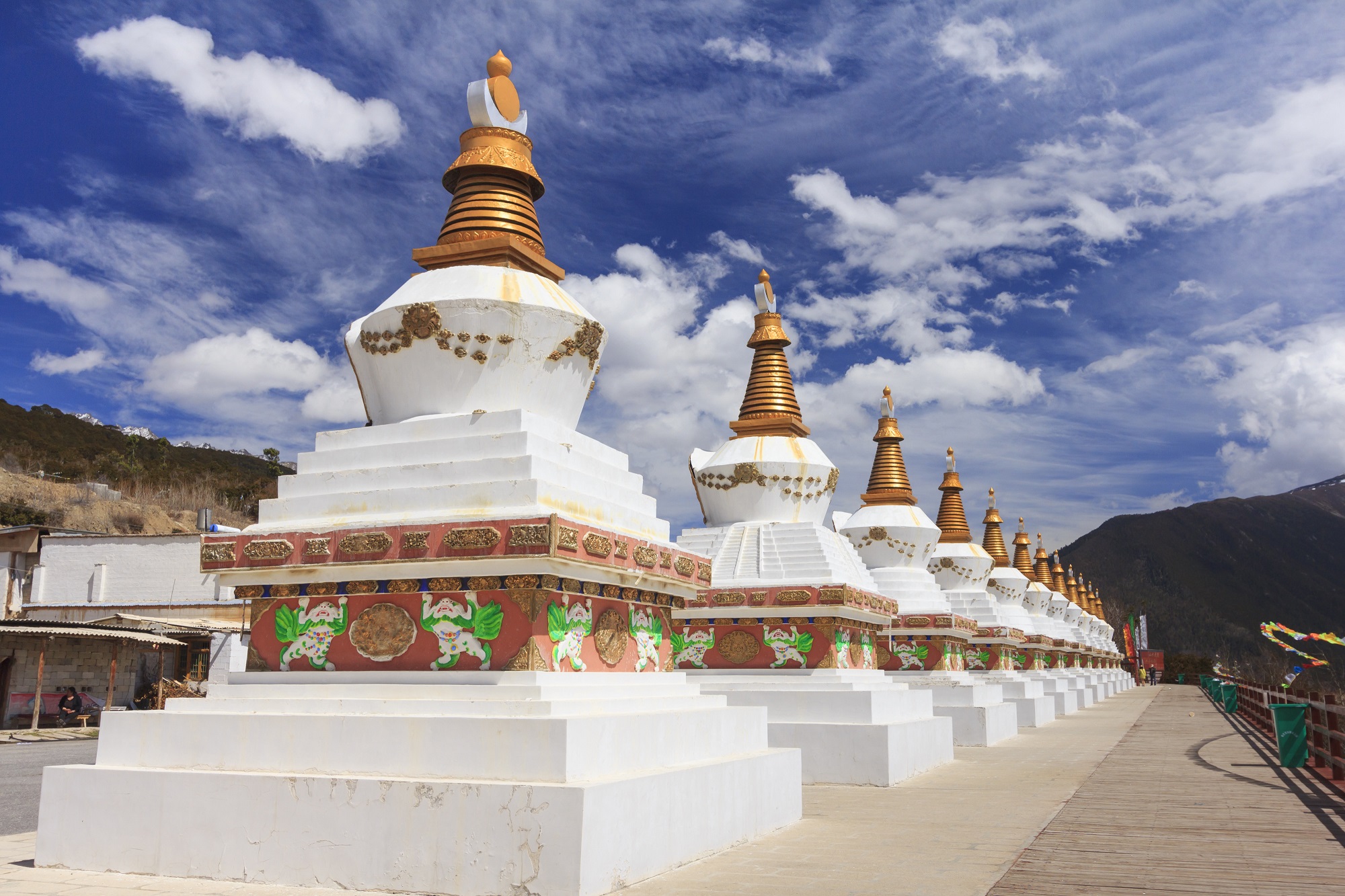 Rangée de stupas aux portes de la ville de Deqing dans le Yunnan