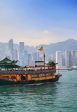 Bateau traditionnel devant la skyline de Hong Kong