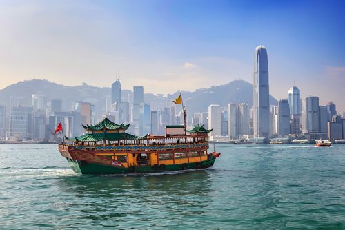 Bateau traditionnel devant la skyline de Hong Kong
