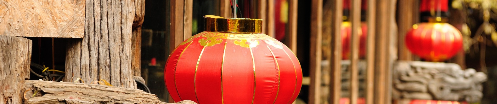 Lanternes rouges dans le village traditionnel de Lijiang