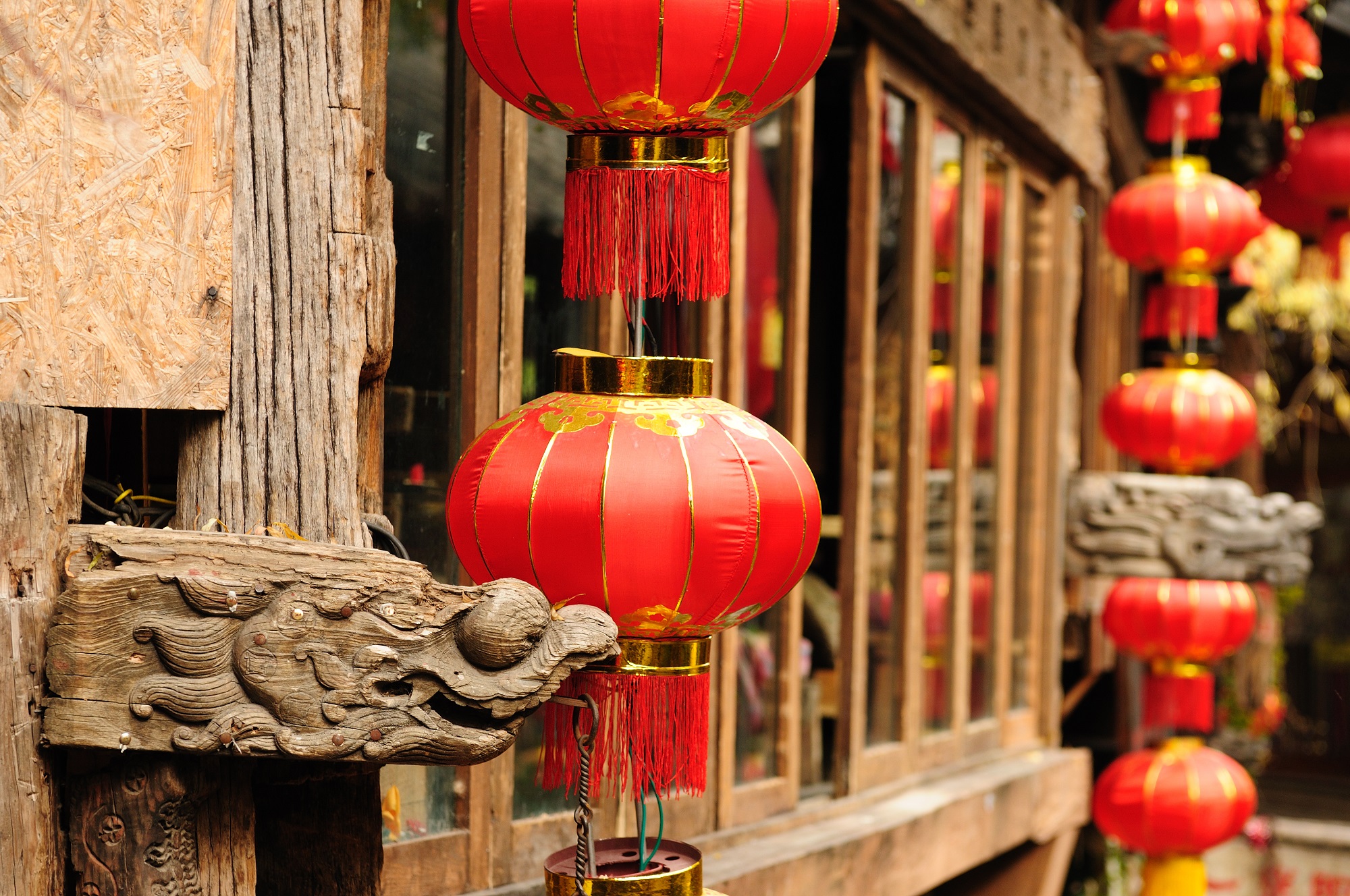 Lanternes rouges dans le village traditionnel de Lijiang