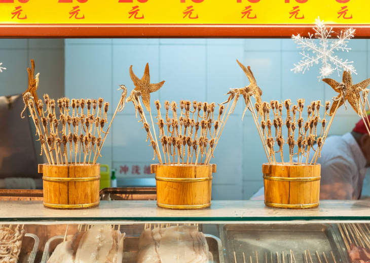 Brochettes de scorpions au marché Wangfujing à Pékin