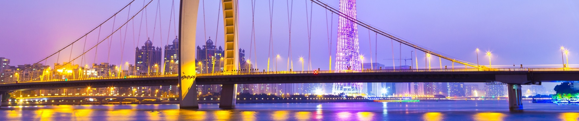 Pont de Guangzhou illuminé à la tombée de la nuit