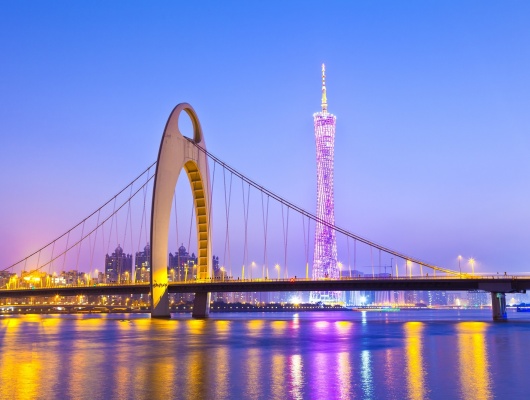Pont de Guangzhou illuminé à la tombée de la nuit