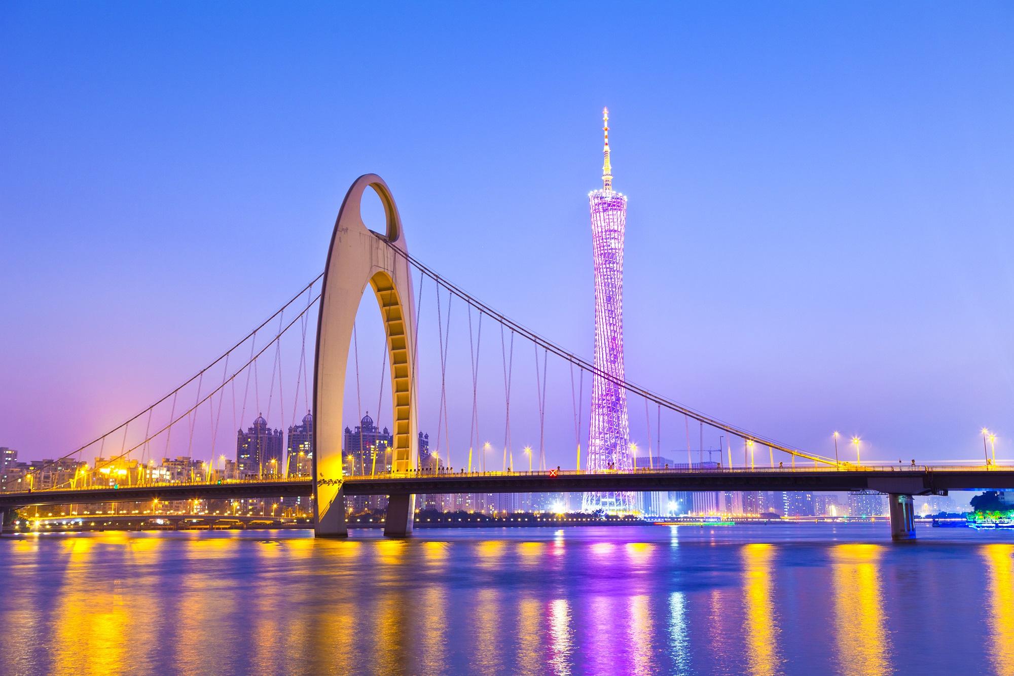 Pont de Guangzhou illuminé à la tombée de la nuit