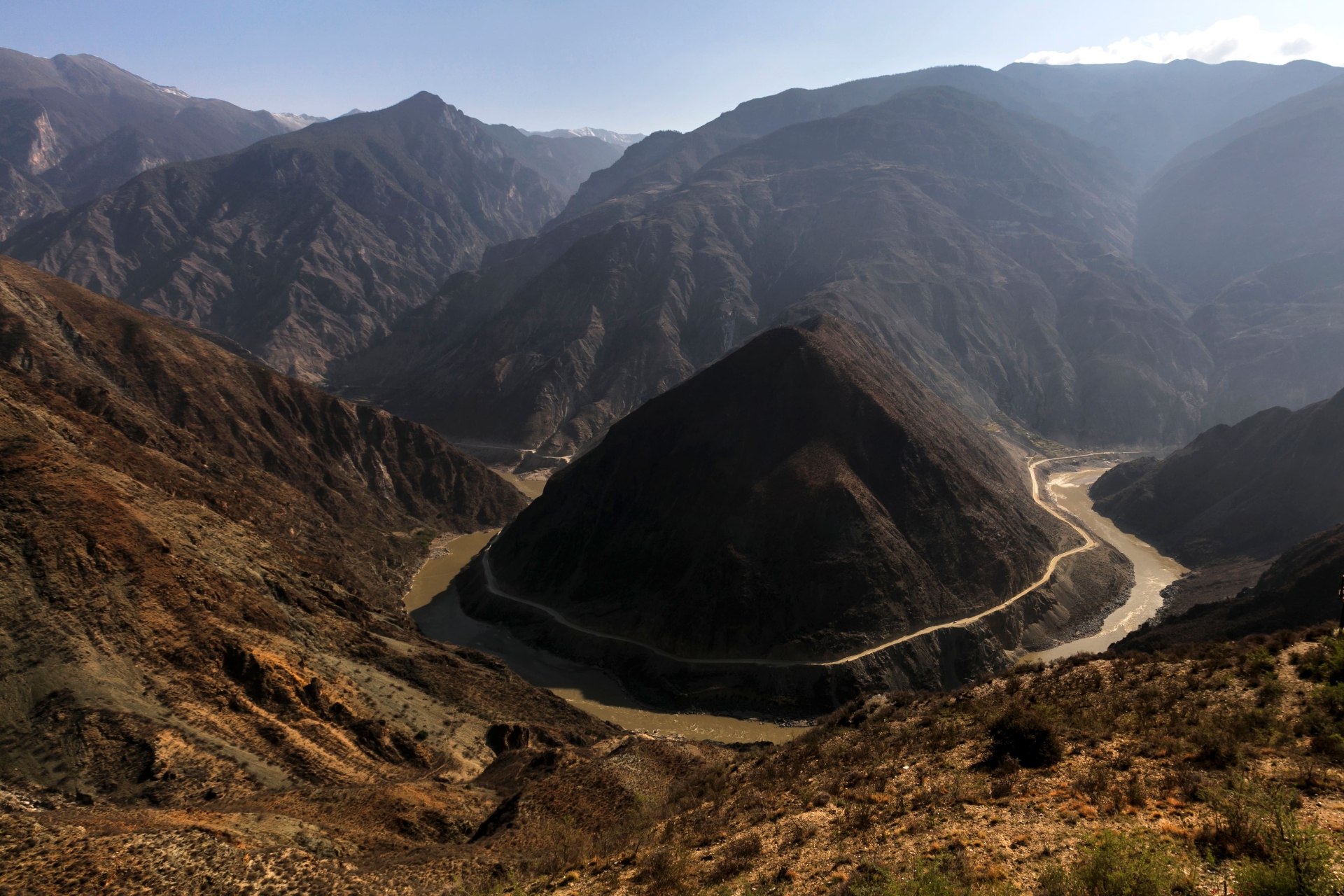 meandre-riviere-gorge-montagnes-yunnan-chine-adobe-stock