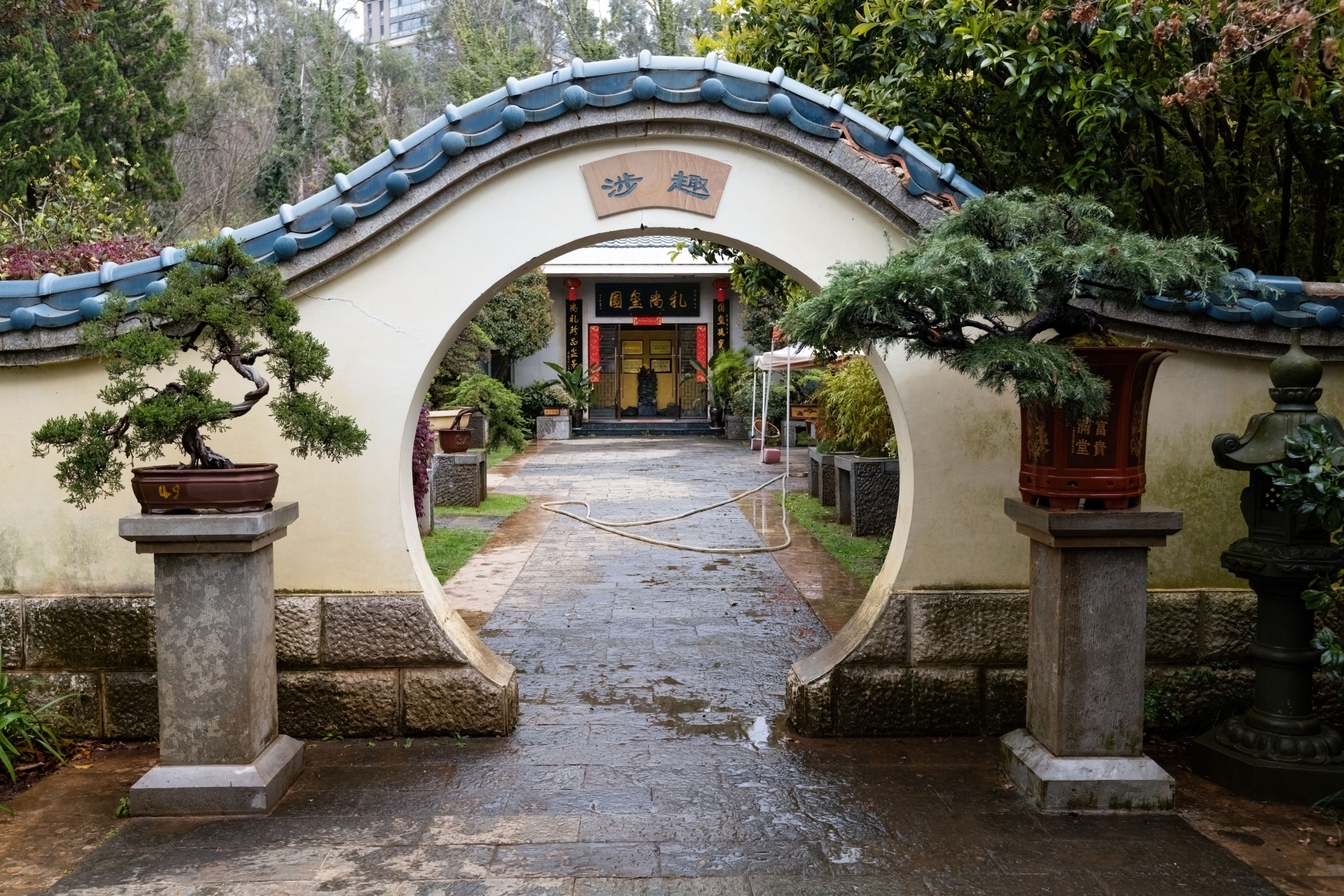 Une porte-lune au jardin