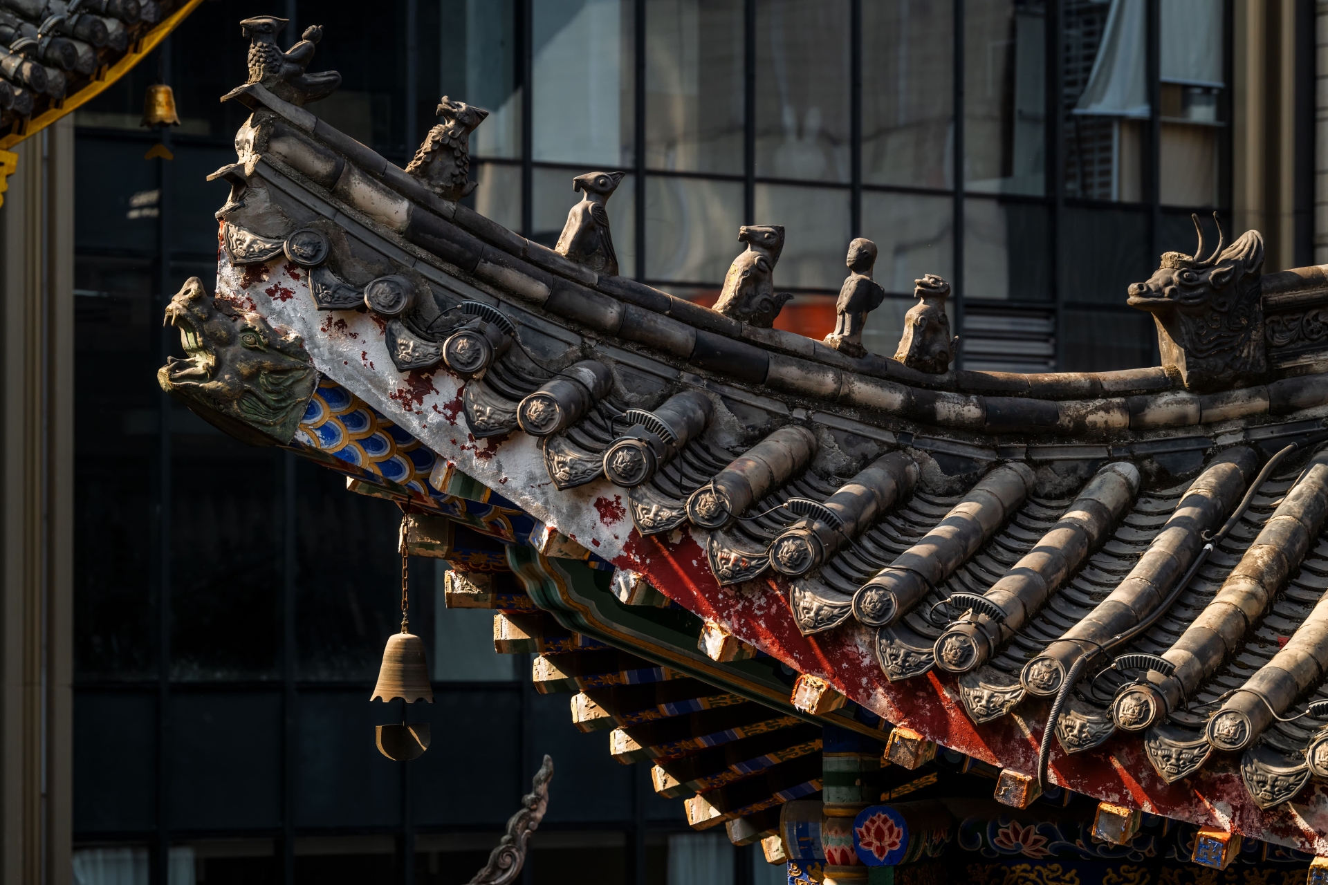 detail-toit-temple-luohan-chongqing-chine-adobe-stock