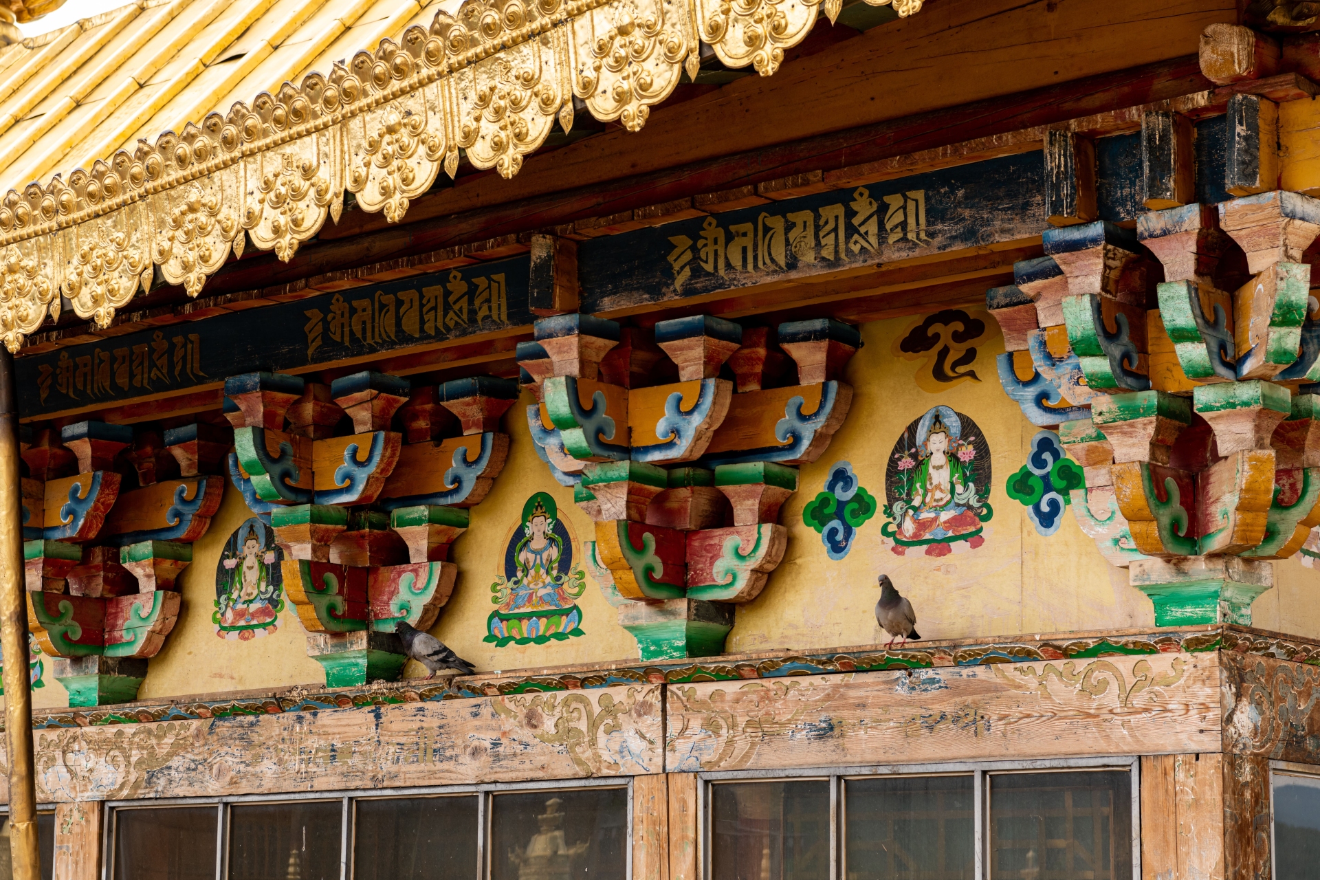 toit-dore-fresques-bouddhistes-monastere-tibetain-shangri-la-yunnan-chine-adobe-stock