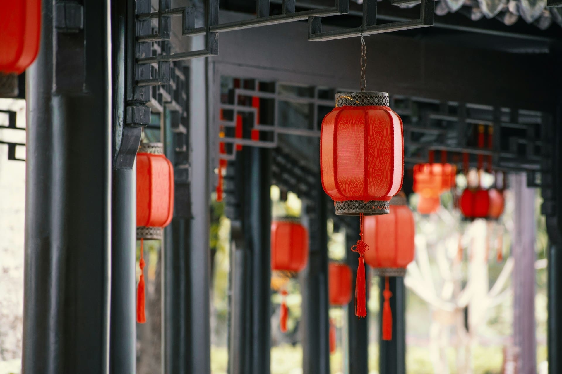 lanternes-rouges-suspendues-temple-chine-akira-unsplash