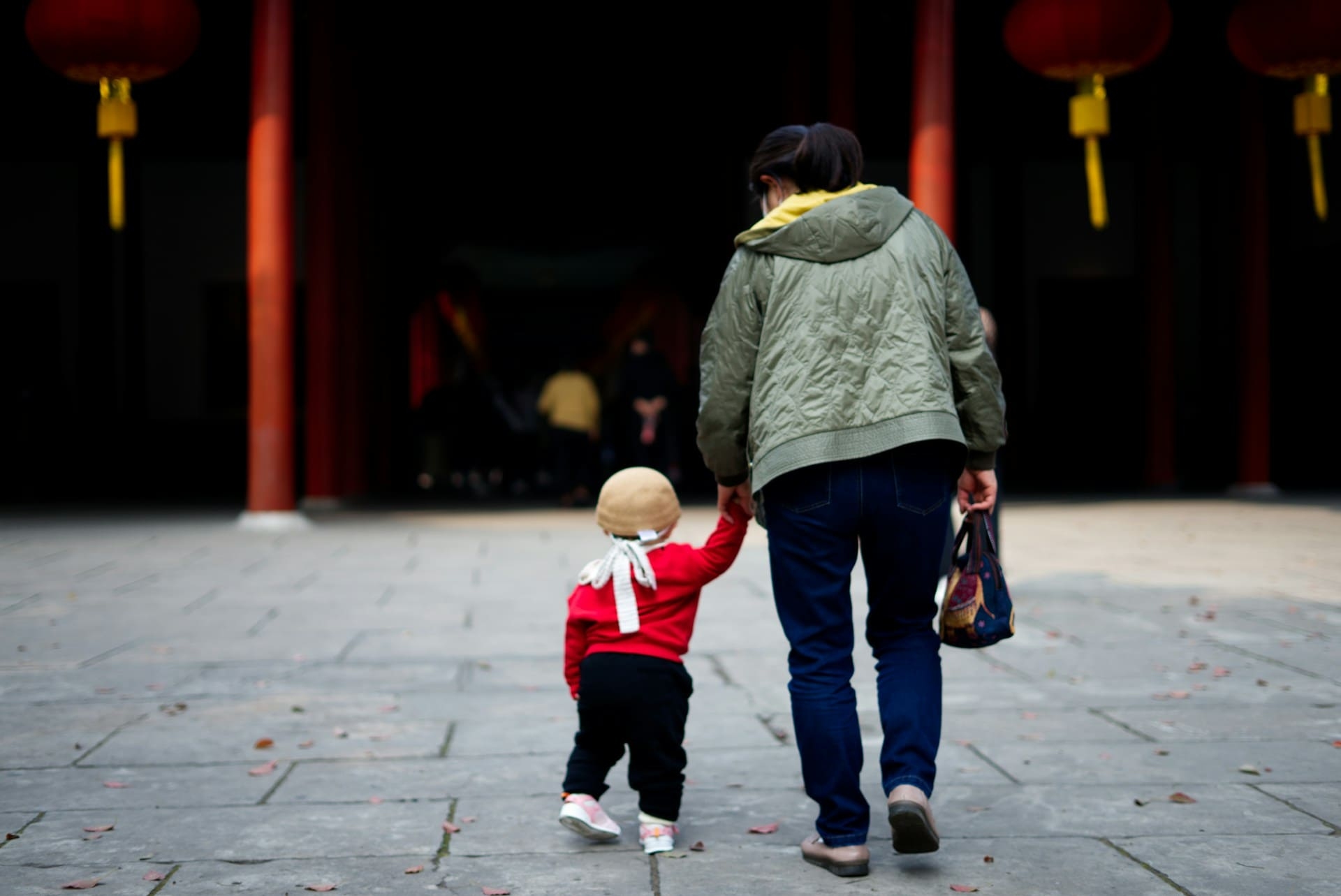 grand-mere-enfant-marche-nankin-jiangsu-chine-bran-liang-unsplash