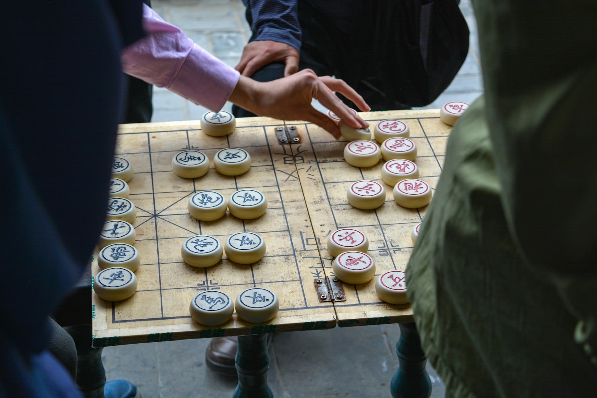 mains-joueurs-xiangqi-echecs-chinois-chine-damian-patkowski-unsplash