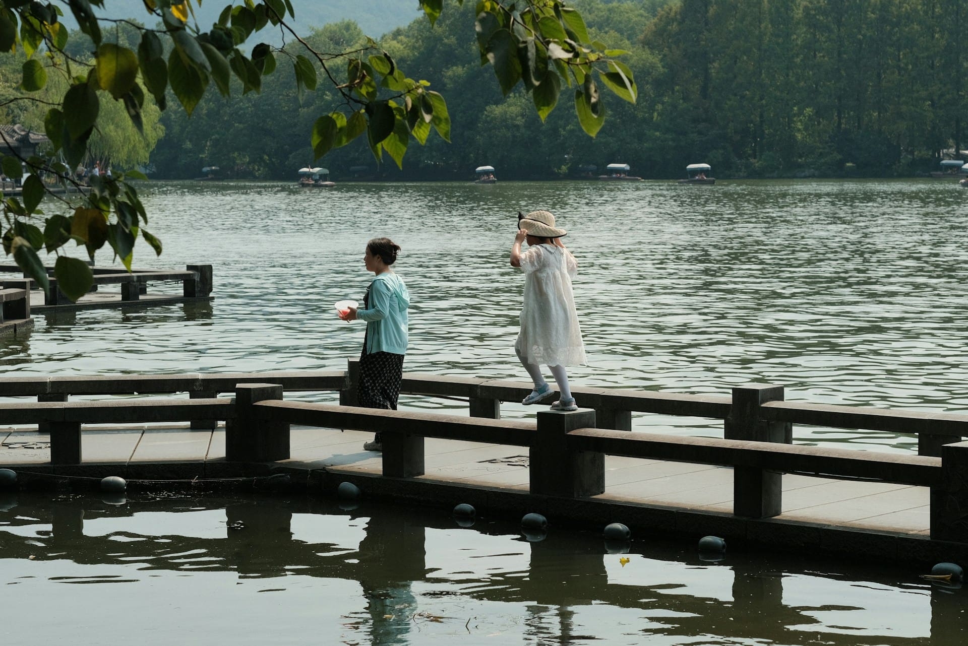 personnes-jetee-lac-chine-dominic-kurniawan-unsplash