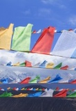 Rangée de drapeaux de prières et montagne de neige Meili, Deqing, Yunnan, Chine