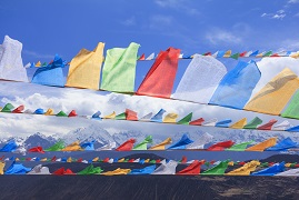 Rangée de drapeaux de prières et montagne de neige Meili, Deqing, Yunnan, Chine