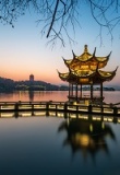 Coucher de soleil sur l'ancien pavillon d'Hangzhou