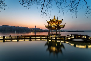 Coucher de soleil sur l'ancien pavillon d'Hangzhou
