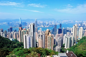 Victoria Harbour dans la journée sous un ciel bleu sans nuage