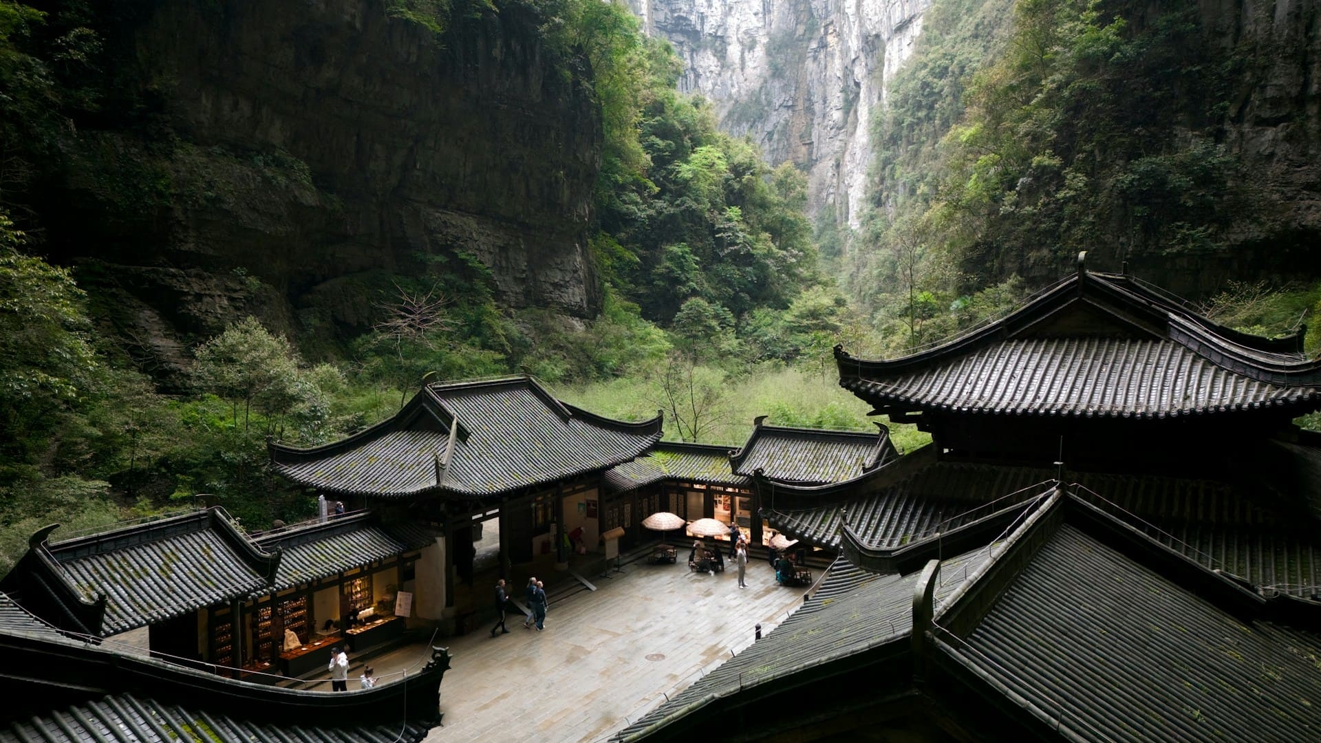 architecture-traditionnelle-gorge-brumeuse-chine-filip-cobanin-unsplash