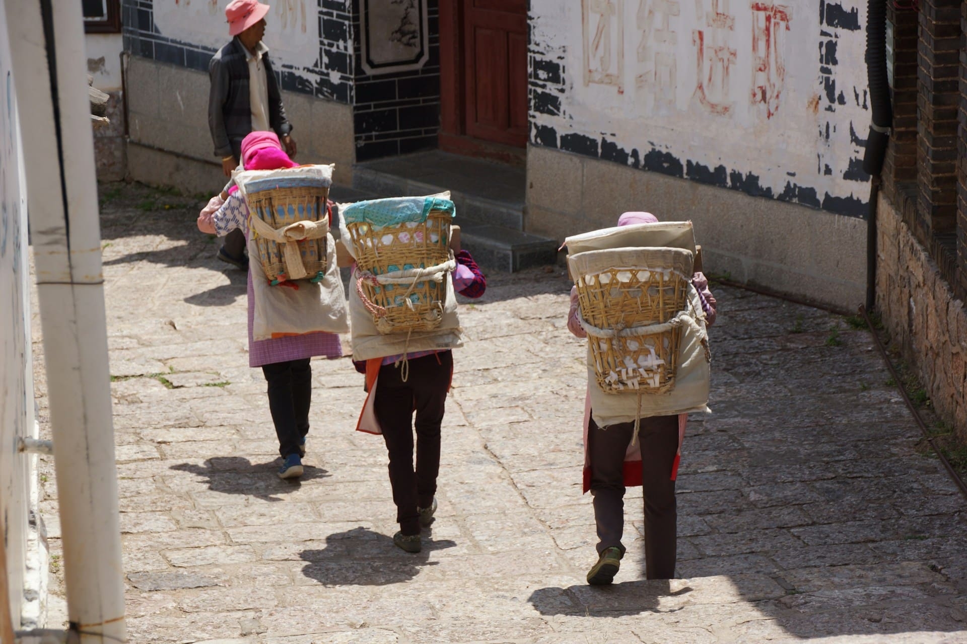 femmes-paniers-dos-ruelle-village-traditionnel-yunnan-chine-sheila-c-unsplashV