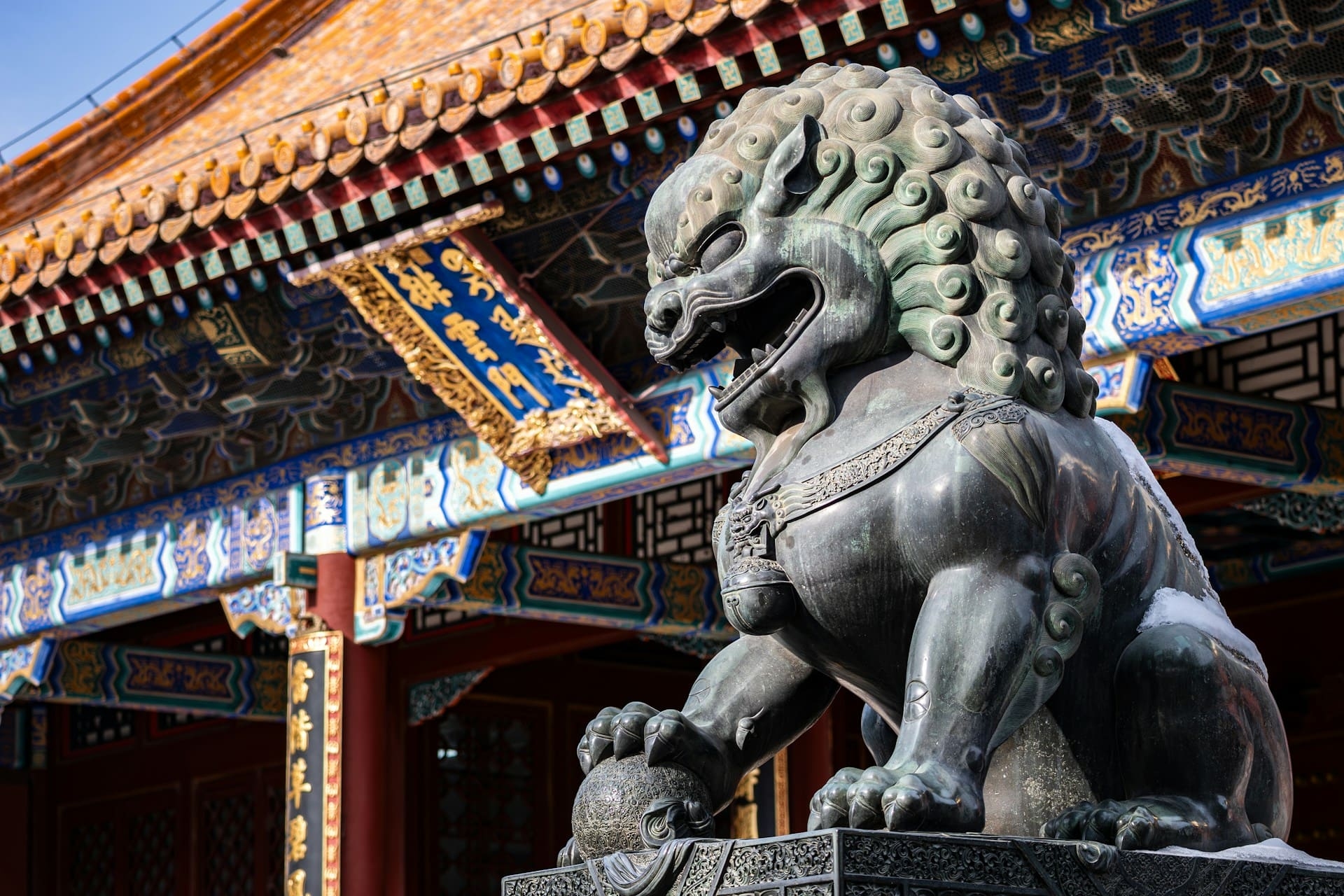 statue-lion-pierre-temple-traditionnel-pekin-chine-stephen-gong-unsplash