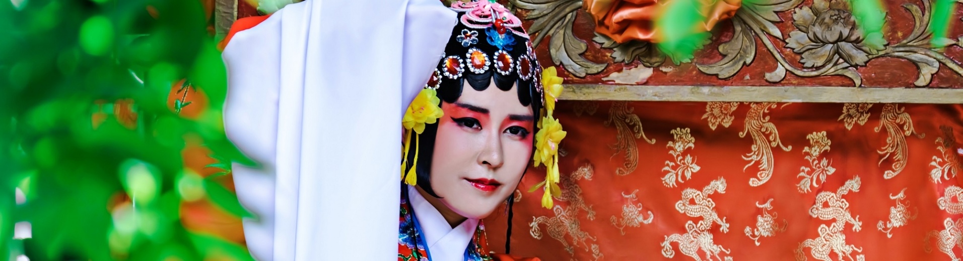 Femme chinoise portant des vêtements traditionnels dans le parc chinois
