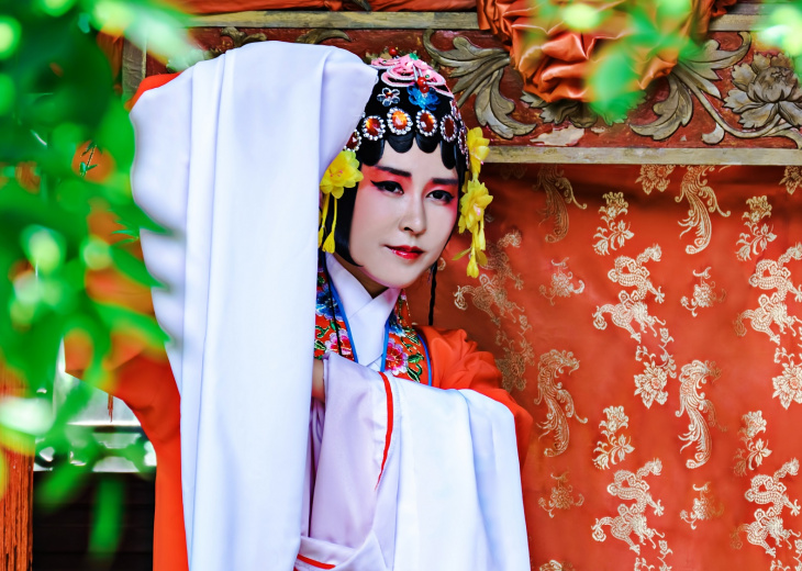 Femme chinoise portant des vêtements traditionnels dans le parc chinois