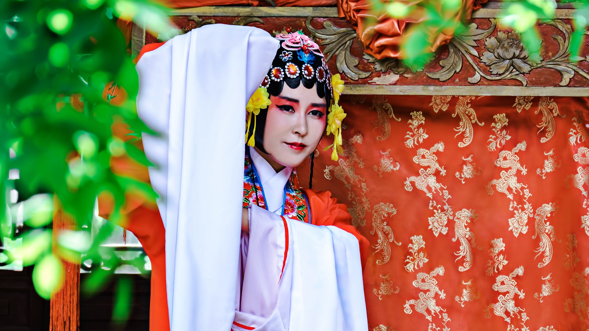 Femme chinoise portant des vêtements traditionnels dans le parc chinois