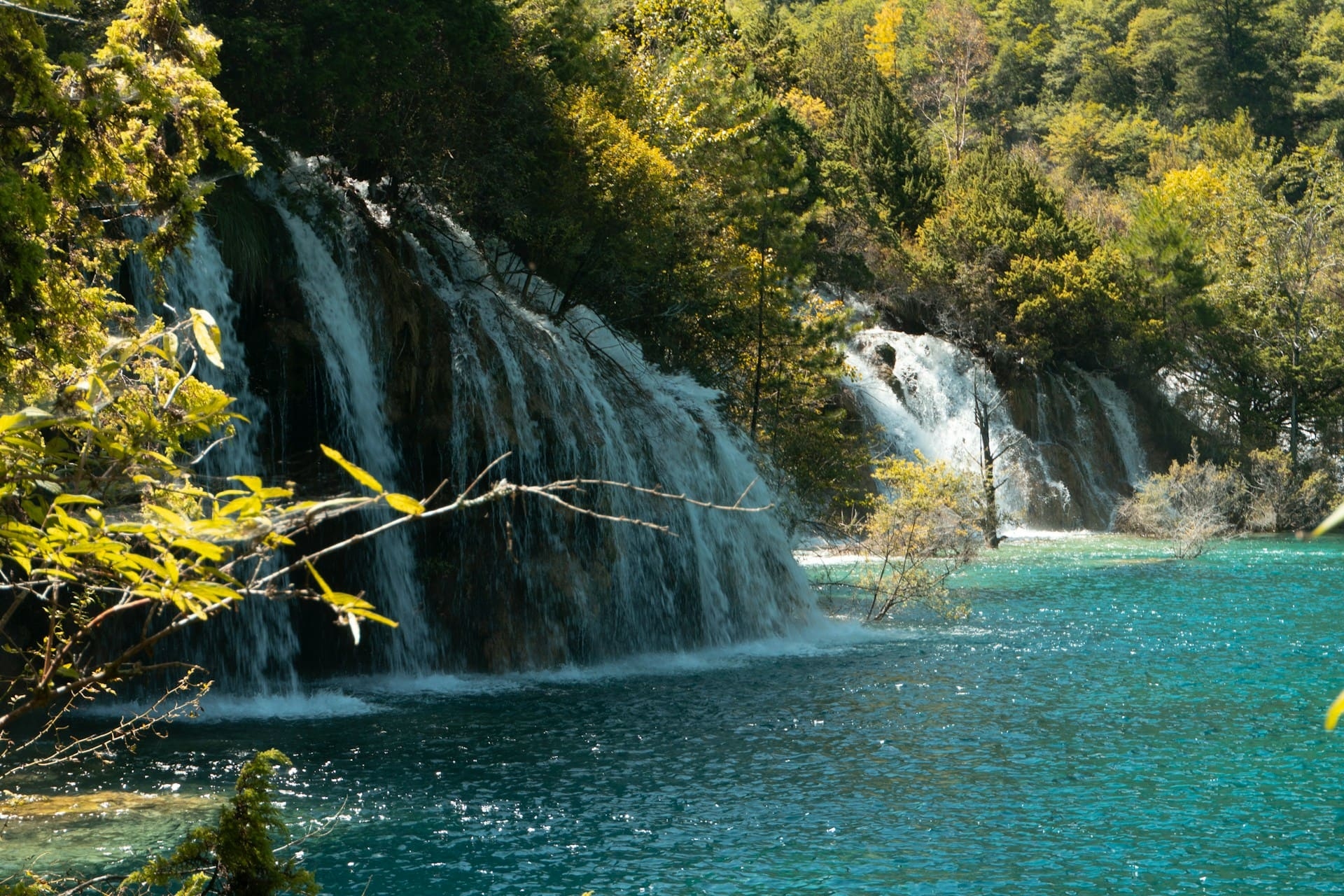 cascades-lac-turquoise-jiuzhaigou-sichuan-chine-yueliang-sun-unsplash